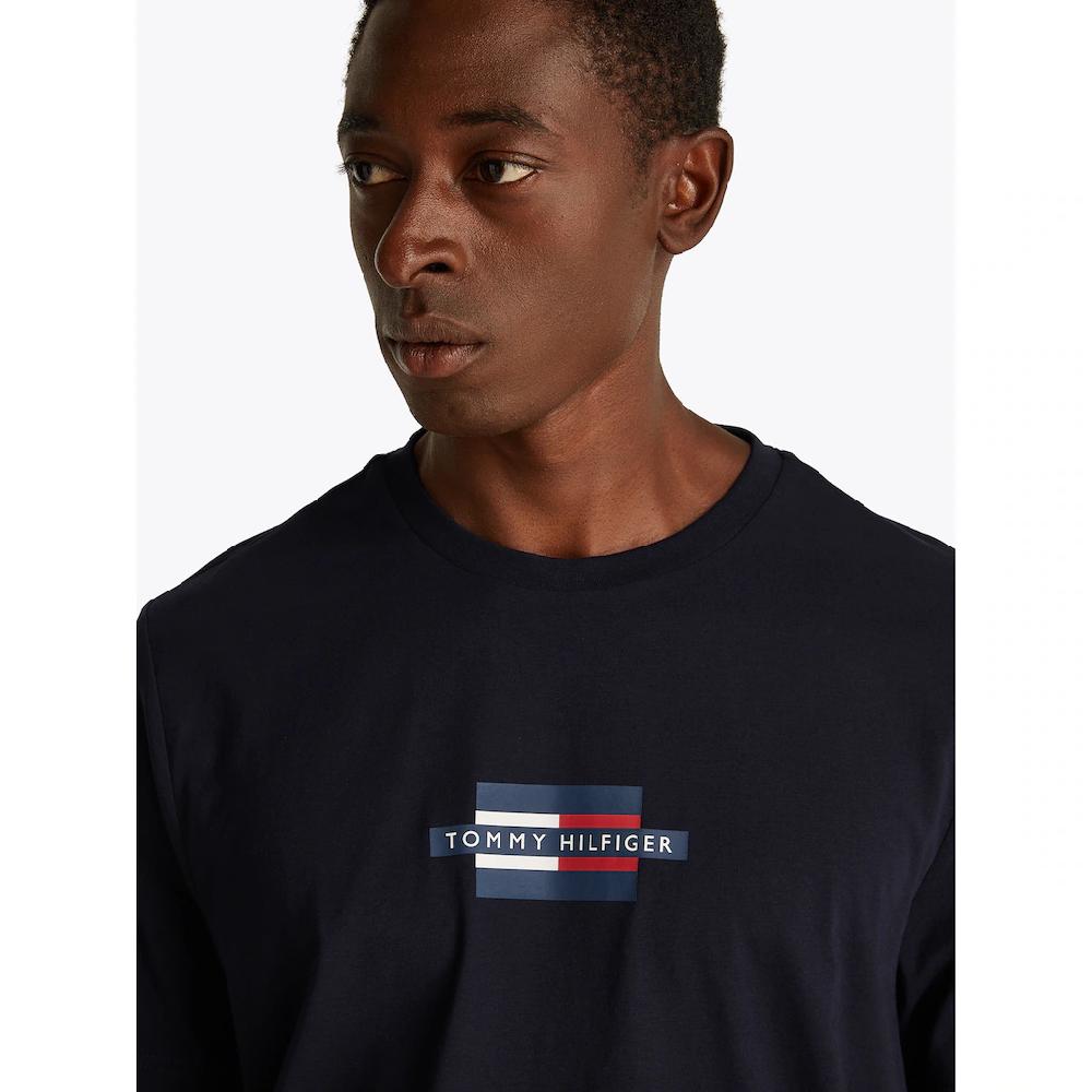 Tommy Hilfiger Kurzarmshirt »FLAG BOX TEE« Mit Rundhalsausschnitt ▷ Bestellen