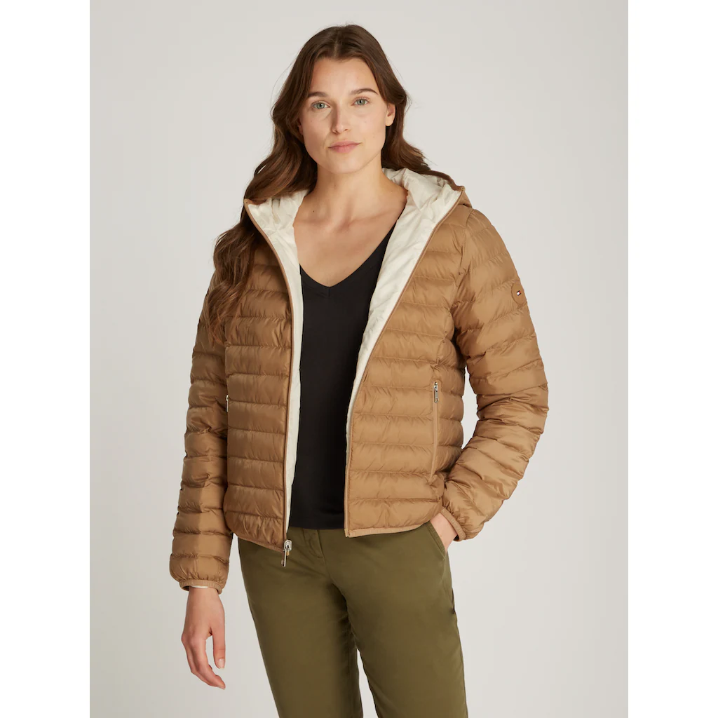 Tommy Hilfiger Steppjacke »REVERSIBLE LW PADDED JACKET« mit Kapuze mit reversible Tragemöglichkeit leichte Wattierung Logo-Patch