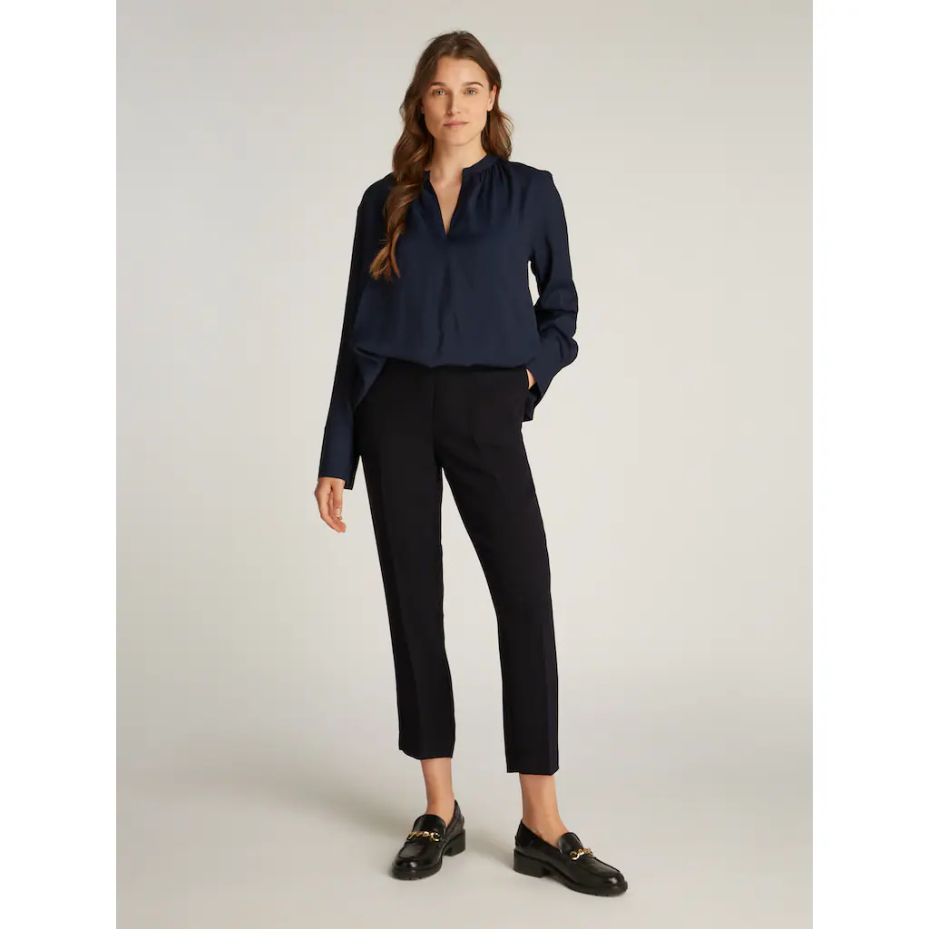 Tommy Hilfiger Webhose »CREPE SLIM PULL ON PANT« Mit Metalllabel Bügelfalten
