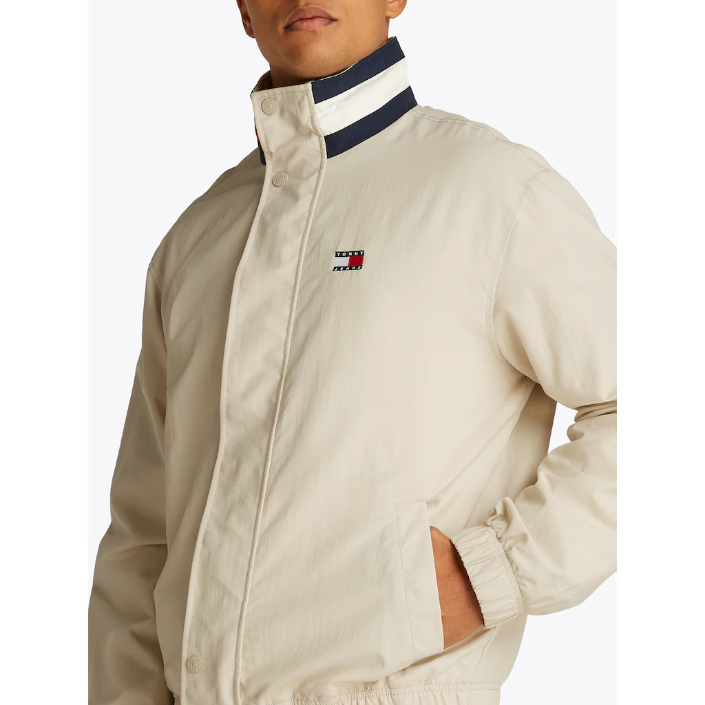 Tommy Jeans Allwetterjacke »TJM DNA COLLAR ESS JACKET« Ohne Kapuze Mit Rundhalsausschnitt ▷ Für