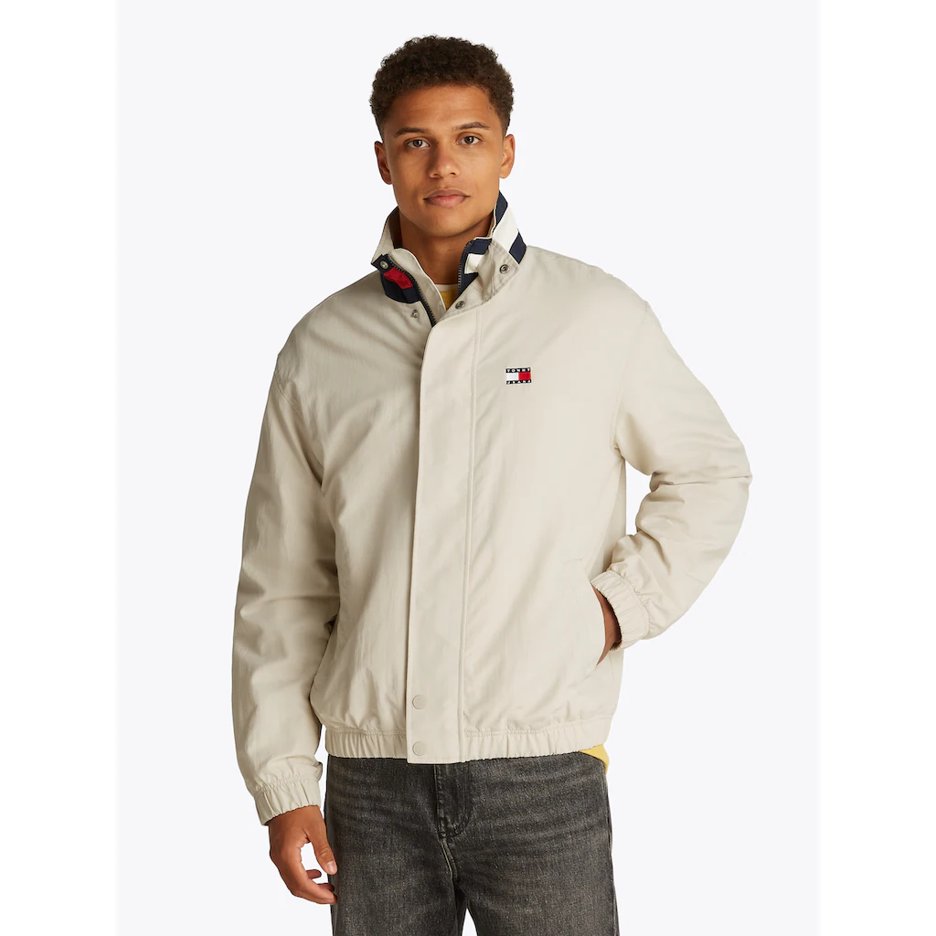 Tommy Jeans Allwetterjacke »TJM DNA COLLAR ESS JACKET« ohne Kapuze Mit Rundhalsausschnitt ▷ für