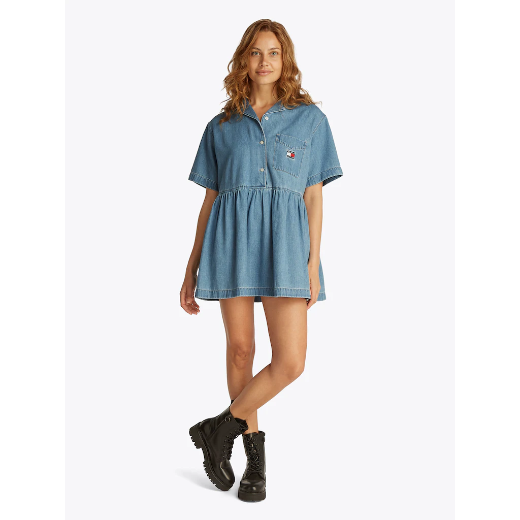 Tommy Jeans Jeanskleid »TJW LT DENIM DRESS EXT« In Mini-Länge Mit Logostickerei In Blauer Waschung