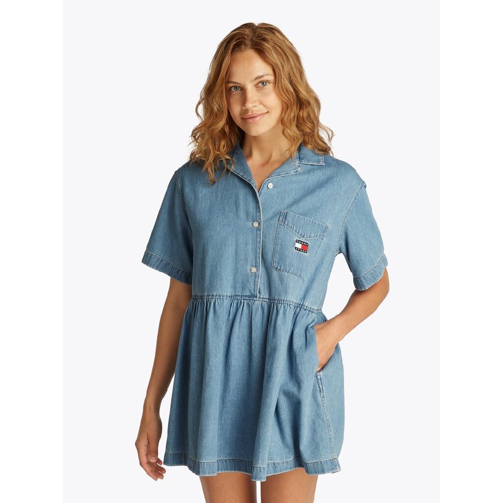 Tommy Jeans Jeanskleid »TJW LT DENIM DRESS EXT« in Mini-Länge mit Logostickerei in blauer Waschung