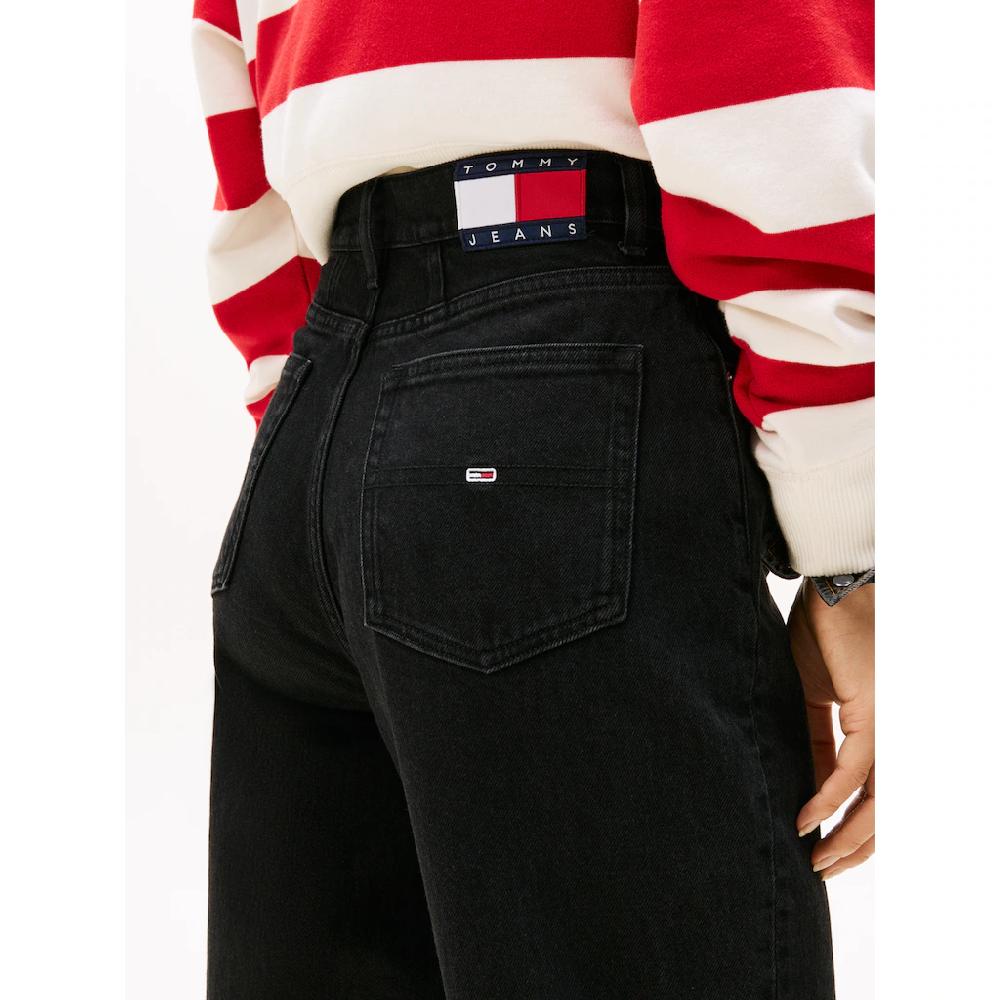 Tommy Jeans Mom-Jeans »High Waist - Mom-Jeans Tapered« Mit Logo-Badge Logostickerei