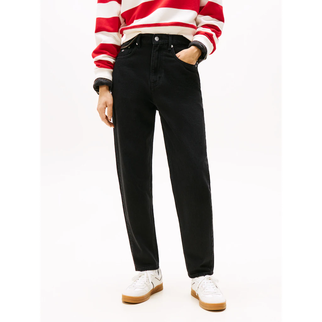 Tommy Jeans Mom-Jeans »High waist - Mom-Jeans Tapered« mit Logo-Badge Logostickerei