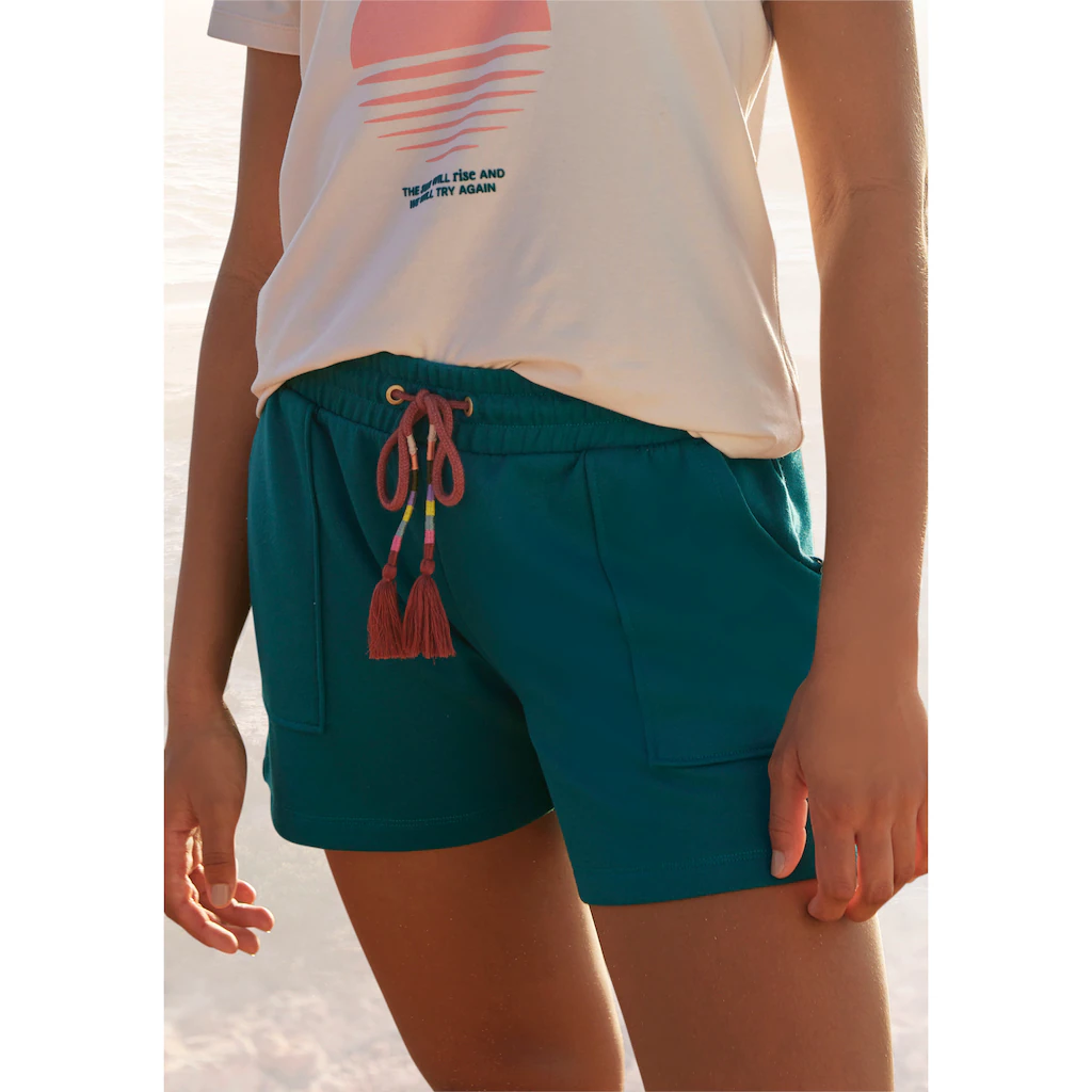 Vivance Sweatshorts Kurze Hose mit aufgesetzten Taschen und Kontrastkordel Loungewear