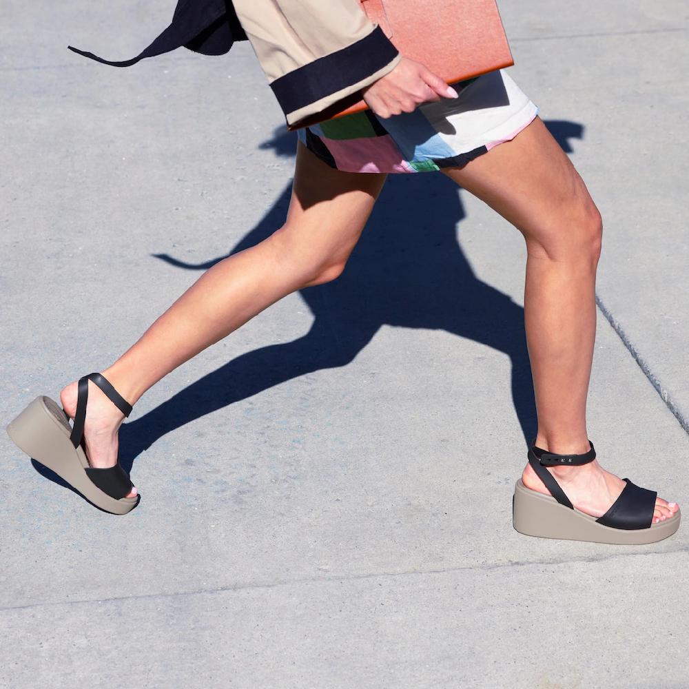 Crocs Keilsandalette »Brooklyn Ankle Strap Wedge« Plateausandale Sandale In Bequemweite G (= Weit) Online Kaufen