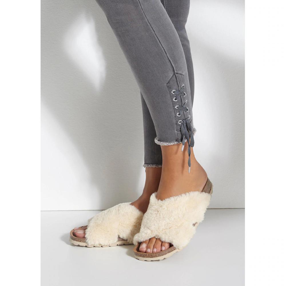 (LASCANA Pantolette »Hausschuh Mule Sandale Offener Schuh « Mit Korkfußbett Und Fellimitat