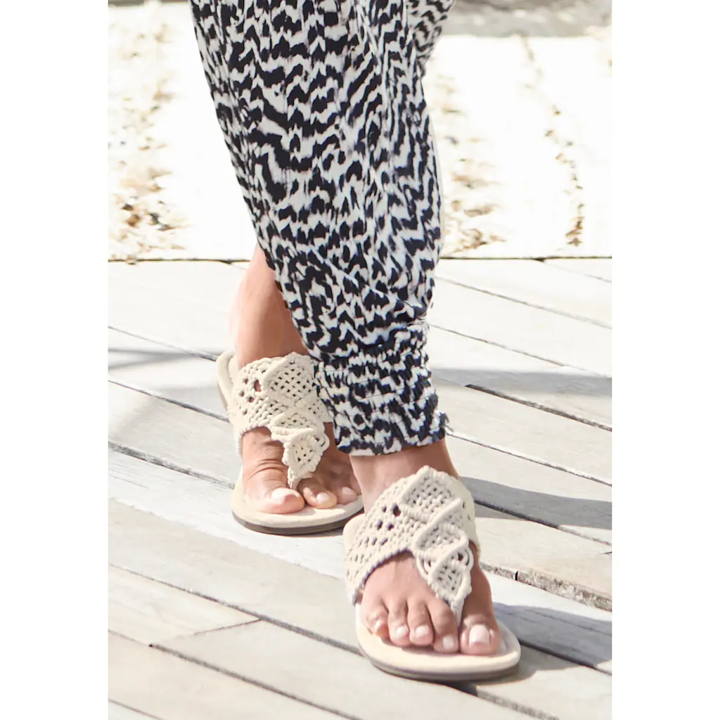 LASCANA Pantolette Mule Sandale Offener Schuh Zehentrenner Trendige Häkeloptik VEGAN