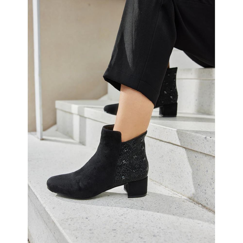 LASCANA Stiefelette Mit Raffiniertem Detail Und Blockabsatz Kurzer Stiefel VEGAN Online Bestellen