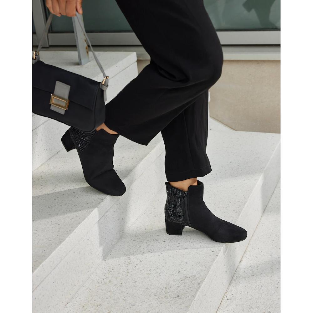 LASCANA Stiefelette Mit Raffiniertem Detail Und Blockabsatz Kurzer Stiefel VEGAN Online Bestellen