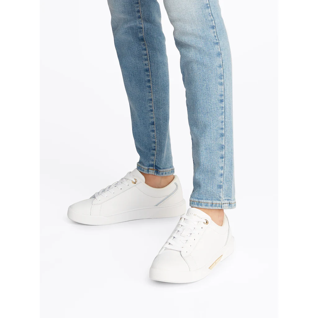Tommy Hilfiger Plateausneaker »CHIC COURT SNEAKER« Freizeitschuh Halbschuh Schnürschuh Goldfarbenes Schmuckelement ▷ Für