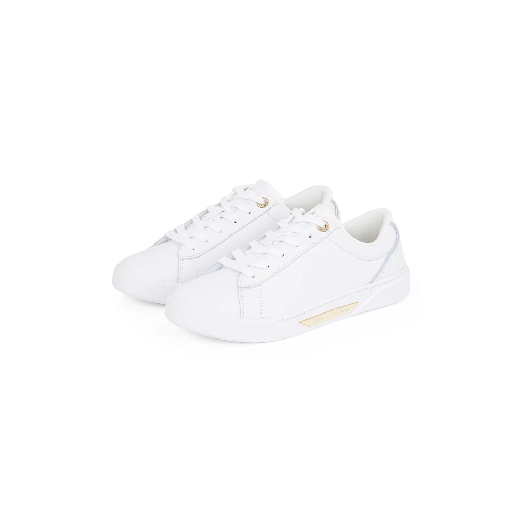 Tommy Hilfiger Plateausneaker »CHIC COURT SNEAKER« Freizeitschuh Halbschuh Schnürschuh goldfarbenes Schmuckelement ▷ für