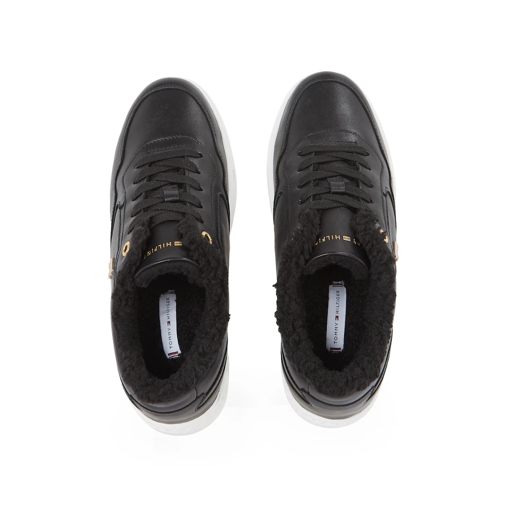 Tommy Hilfiger Plateausneaker »ESSENTIAL PLATFORM SNEAKER FUR« Freizeitschuh Halbschuh Schnürschuh Mit Seitlichem TH-Logo ▷ Für