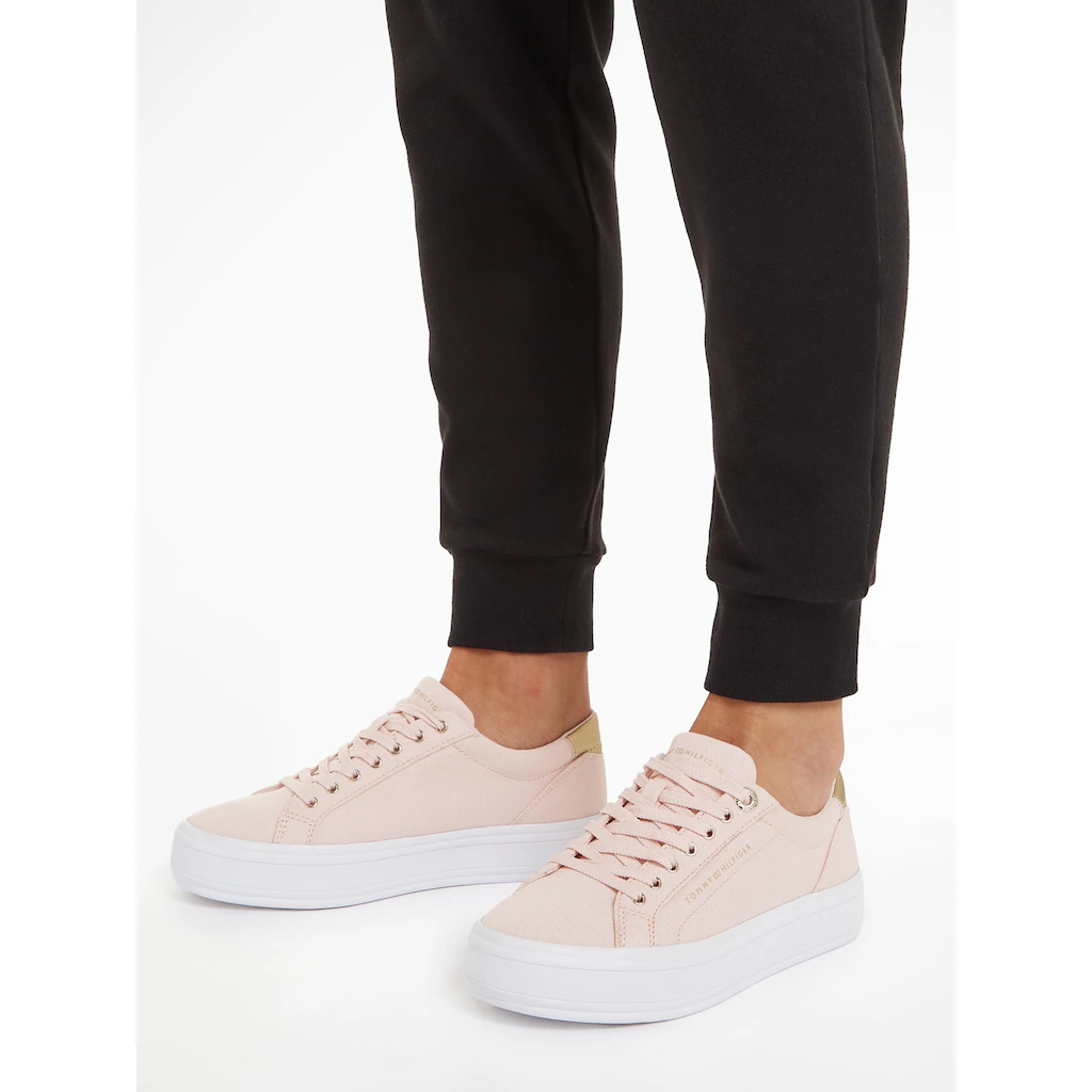Tommy Hilfiger Plateausneaker »ESSENTIAL VULC CANVAS SNEAKER« Kontrastbesatz In Metallicoptik Freizeitschuh Halbschuh Schnürschuh Kaufen