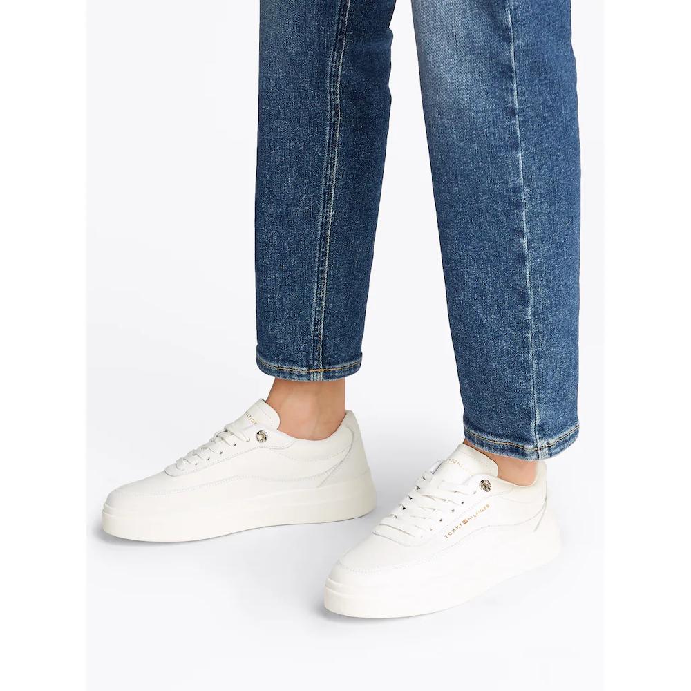 Tommy Hilfiger Plateausneaker »MODERN COURT SNEAKER LTHR« Freizeitschuh Halbschuh Schnürschuh Mit Kontrast-Logo