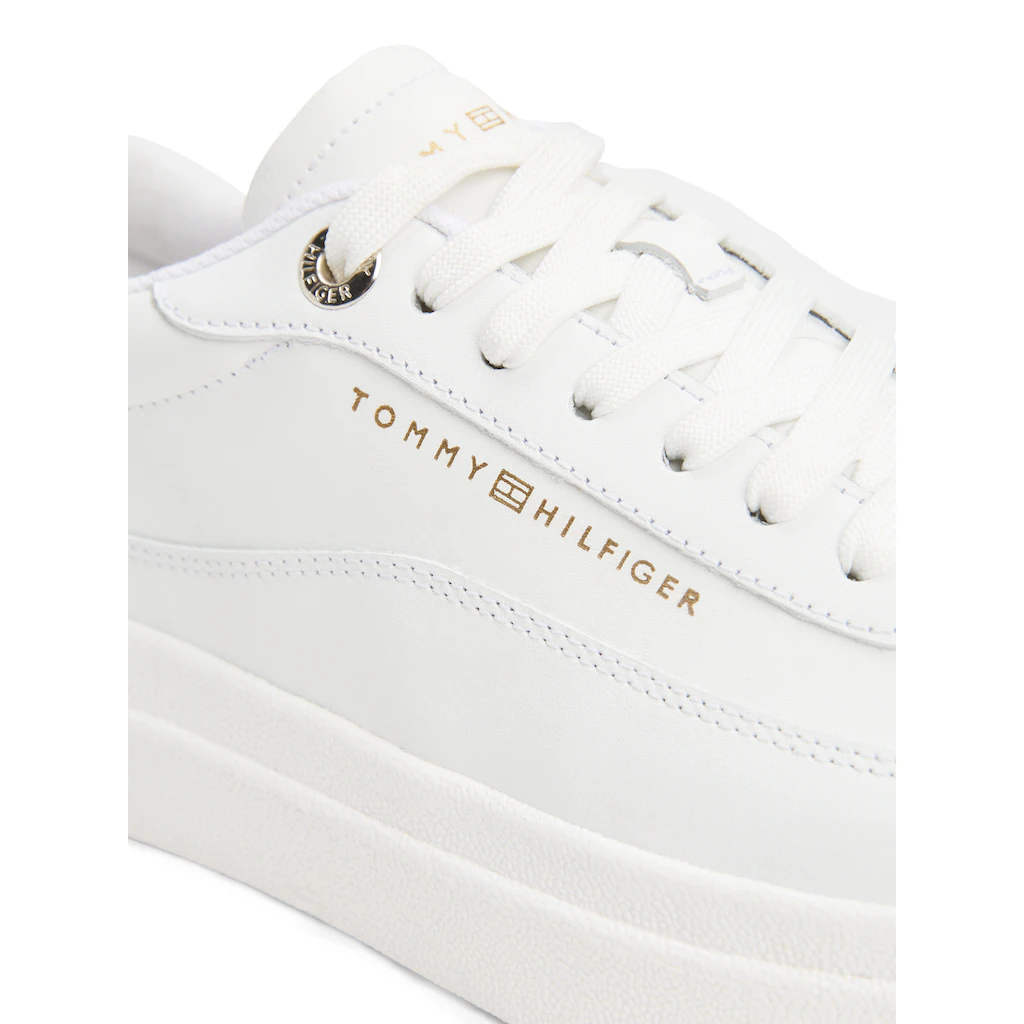 Tommy Hilfiger Plateausneaker »MODERN COURT SNEAKER LTHR« Freizeitschuh Halbschuh Schnürschuh Mit Kontrast-Logo