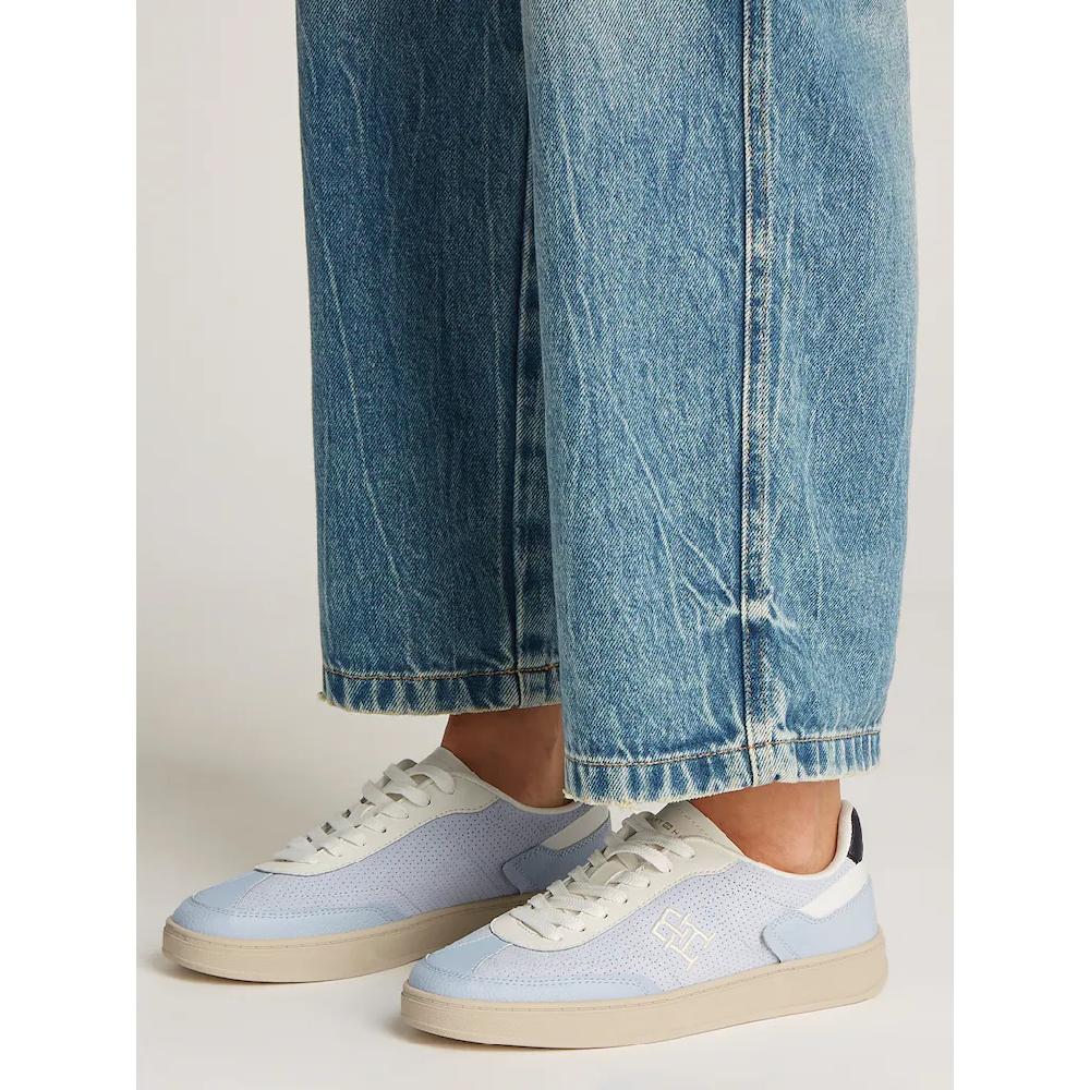 Tommy Hilfiger Plateausneaker »TH HERITAGE SNEAKER PERF« Freizeitschuh Halbschuh Schnürschuh Mit TH-Logostickerei ▷ Für