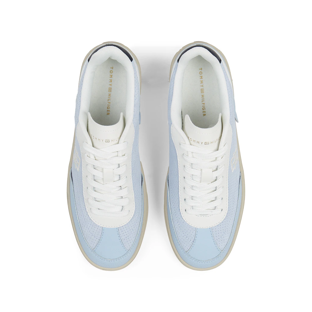 Tommy Hilfiger Plateausneaker »TH HERITAGE SNEAKER PERF« Freizeitschuh Halbschuh Schnürschuh Mit TH-Logostickerei ▷ Für