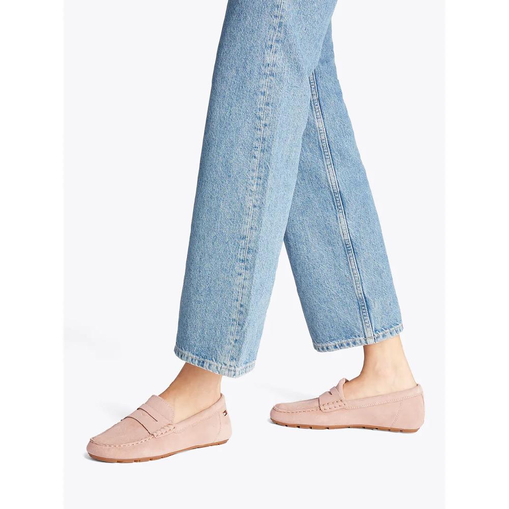 Tommy Hilfiger Slipper »FLAG SOFT SUEDE DRIVER LOAFER« Schlupfschuh Bequemschuh Mokassin Flats Mit Modischen Zierriegel