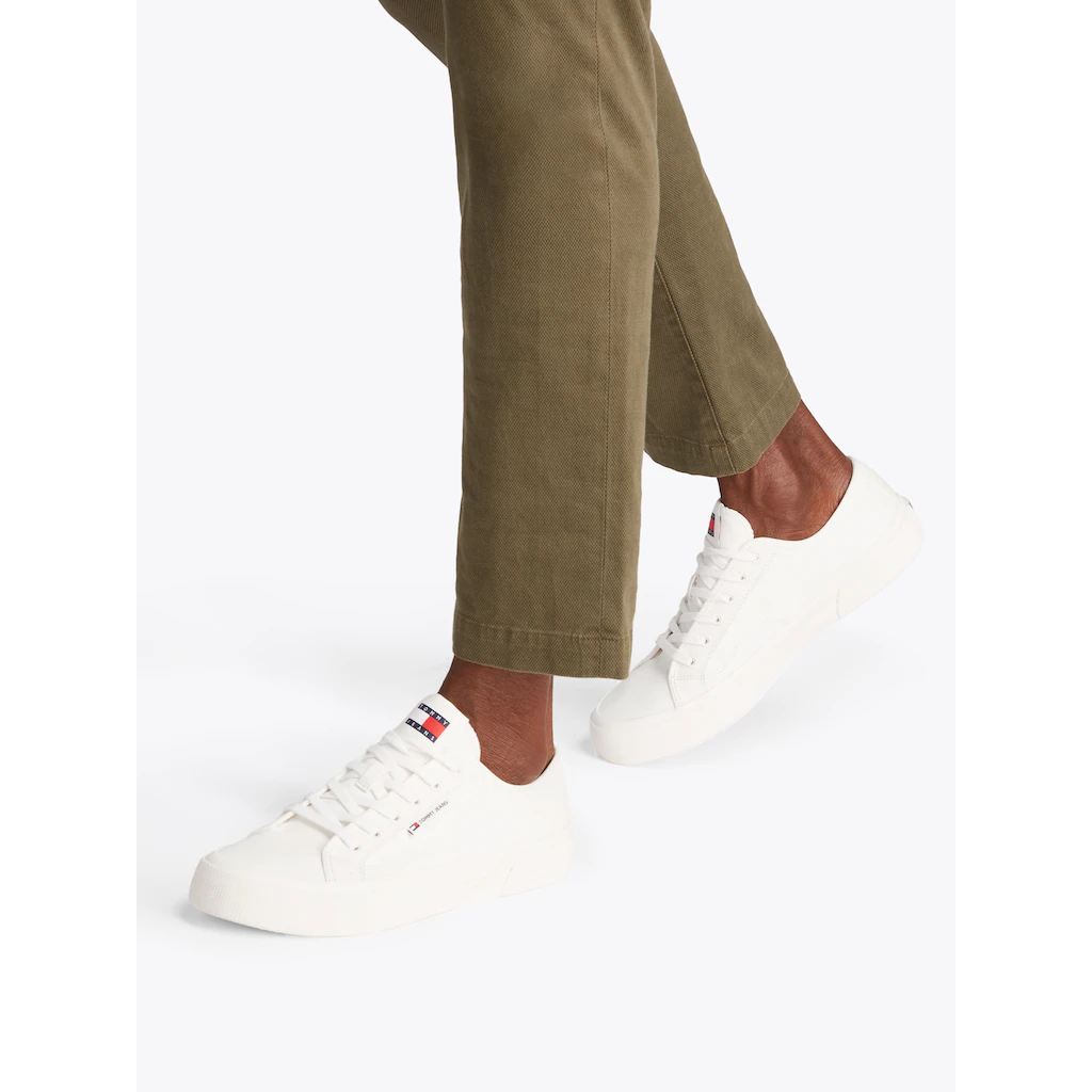 Tommy Jeans Plateausneaker »TJM LACE UP CANVAS COLOR« Freizeitschuh Halbschuh Schnürschuh Mit Logo-Aufnäher An Der Zunge