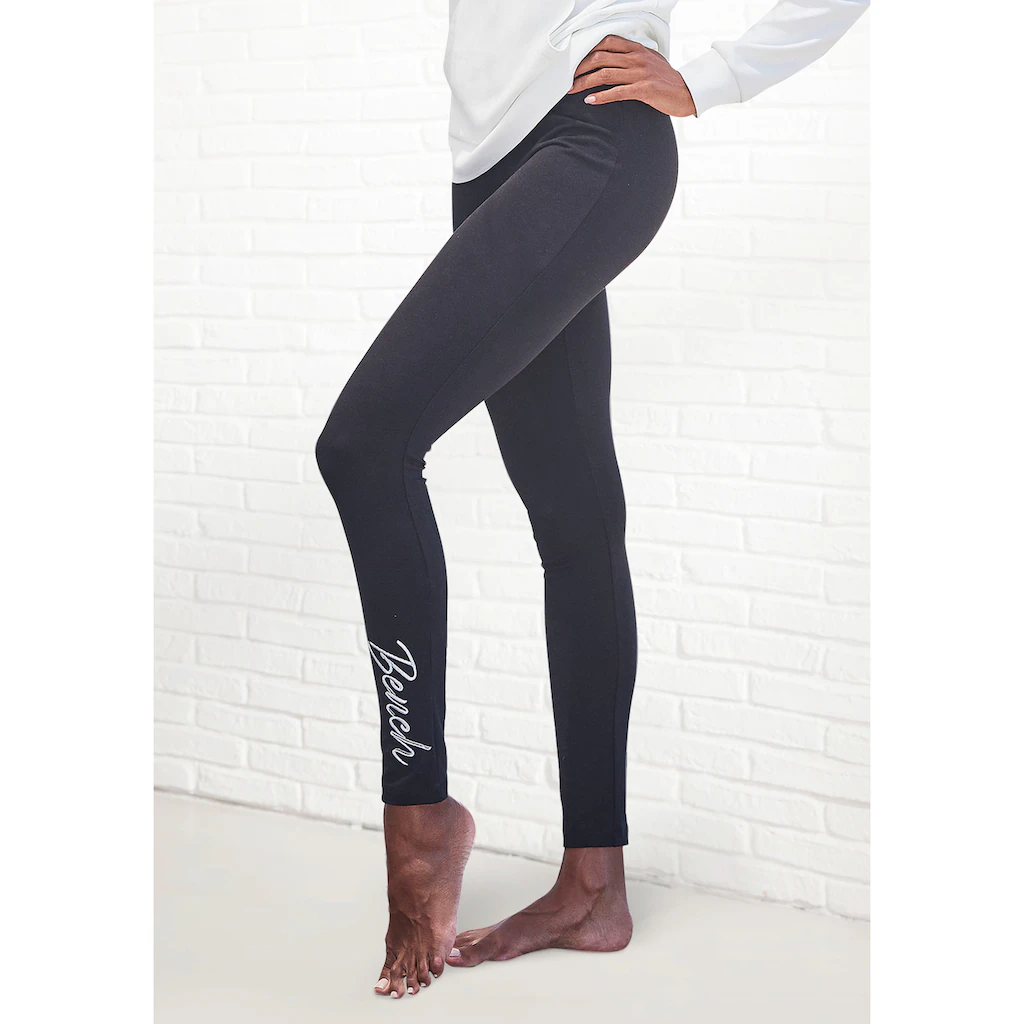 Bench. Loungewear Leggings mit glänzender Logostickerei