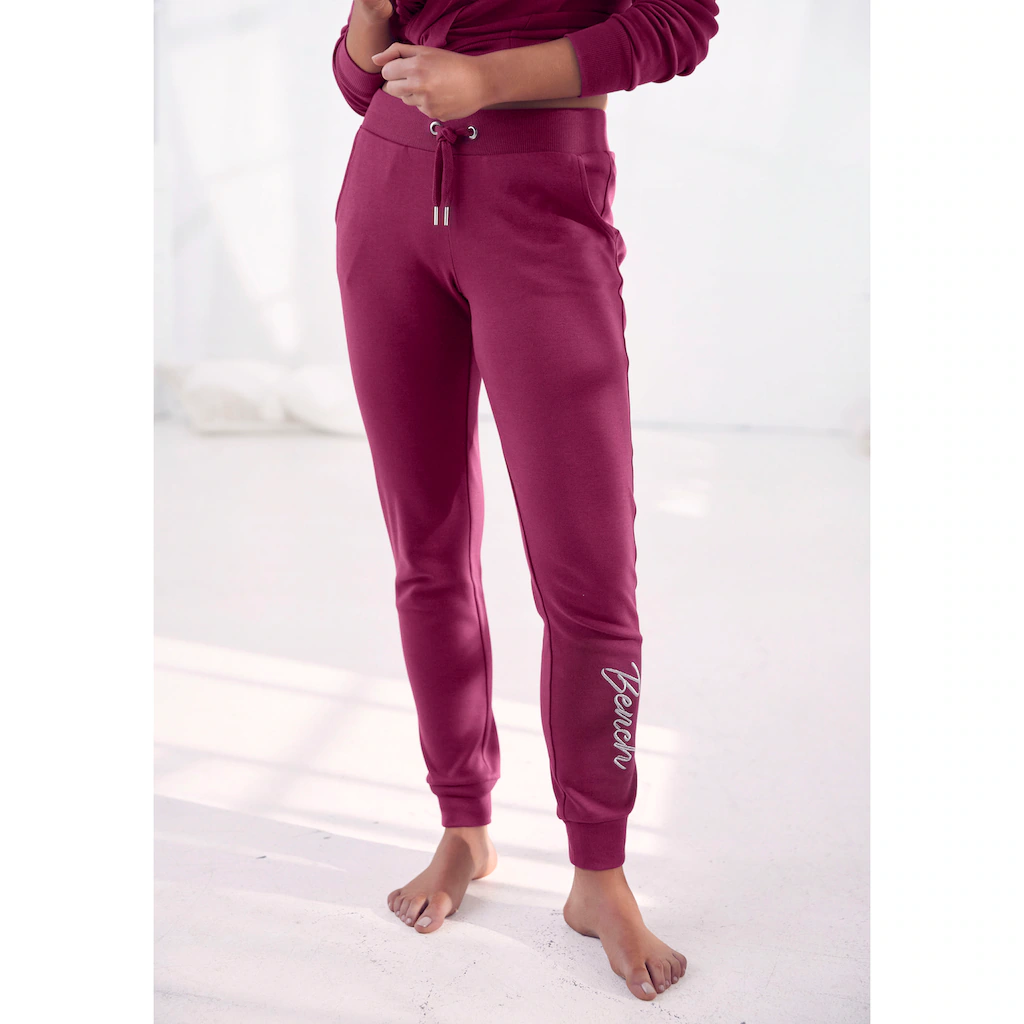 Bench. Loungewear Relaxhose mit glänzender Logostickerei Loungewear