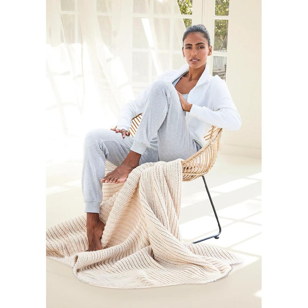 Bench. Loungewear Sweatjacke Mit Glänzender Logostickerei Am Stehkragen Loungeanzug