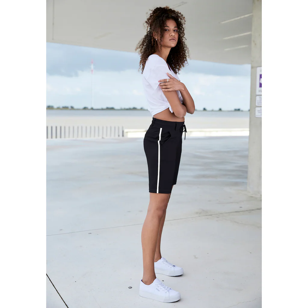 LASCANA Shorts Mit Seitlichen Streifen Loungewear
