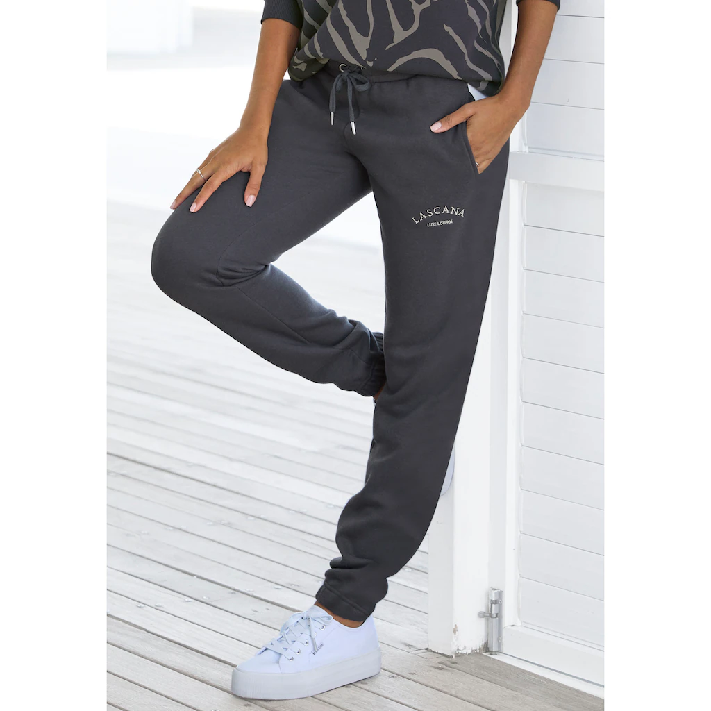 LASCANA Sweathose Loungehose mit seitlichen Taschen und Logostickerei Loungewear