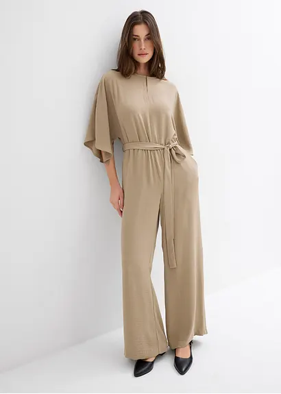 Bonprix Eleganter Jumpsuit Mit Einem Voluminösen Weiten Bein Einem Schlüssellochausschnitt Und Fließenden Cape-Ärmeln. Der Farblich Passende Gürtel Verleiht Der Lockeren Silhouette Mehr Definition