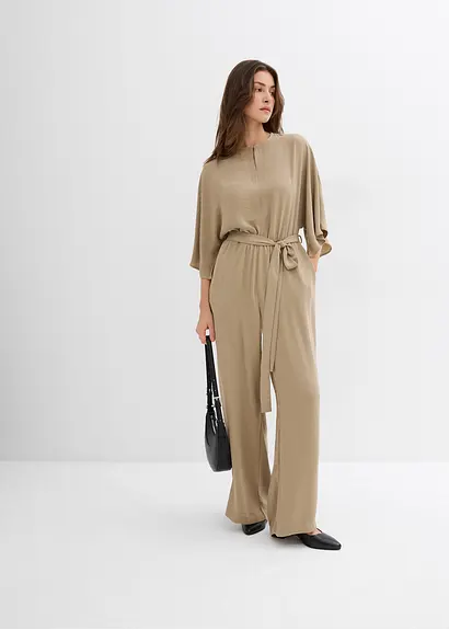Bonprix Eleganter Jumpsuit Mit Einem Voluminösen Weiten Bein Einem Schlüssellochausschnitt Und Fließenden Cape-Ärmeln. Der Farblich Passende Gürtel Verleiht Der Lockeren Silhouette Mehr Definition