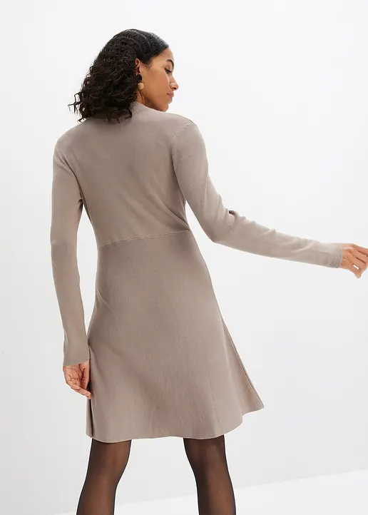 Bonprix Feminin Geschnittenes Rollkragenstrickkleid - Braun