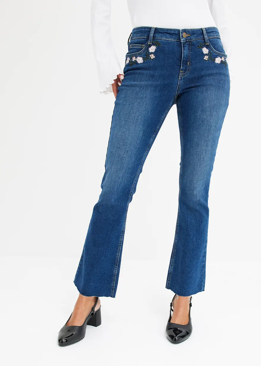 Bonprix Feminine Jeans Mit Floraler Stickerei An Den Taschen - Blau