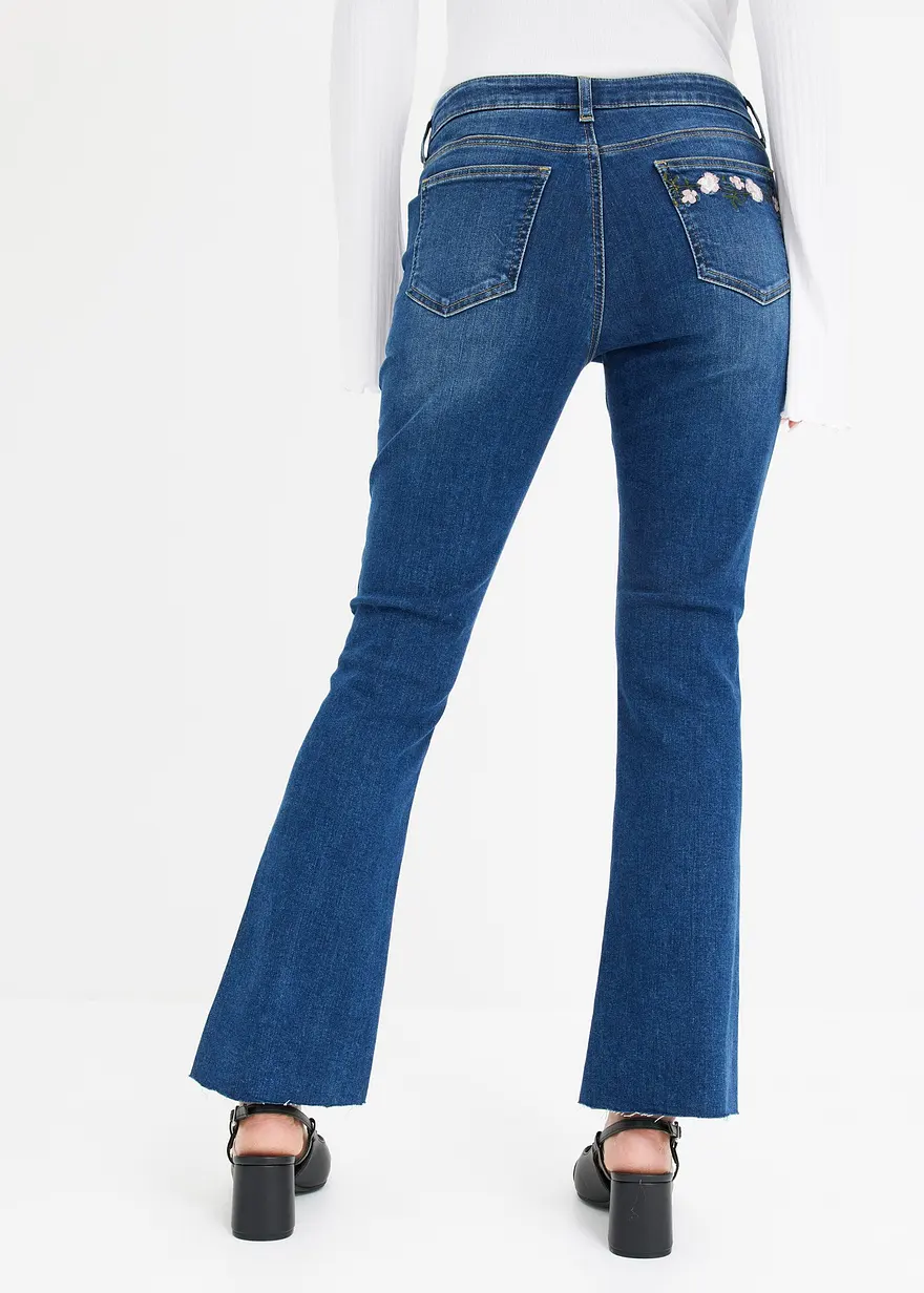 Bonprix Feminine Jeans Mit Floraler Stickerei An Den Taschen - Blau