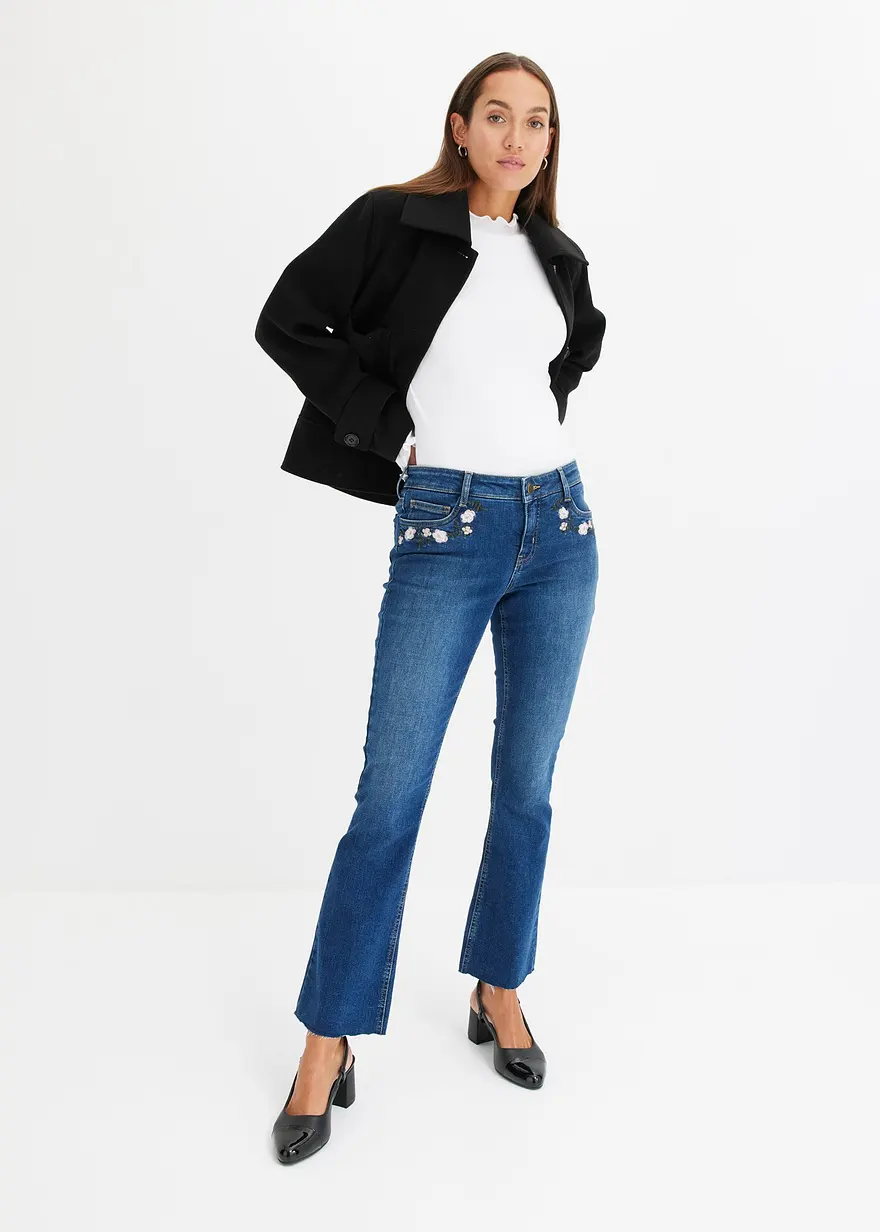 Bonprix Feminine Jeans Mit Floraler Stickerei An Den Taschen - Blau