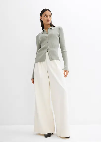 Bonprix Gerippte Feinstrickjacke In Schmaler Passform Mit Einem Spitzen Kragen Farblich Passenden Knöpfen Und Breiten Geschlitzten Manschetten