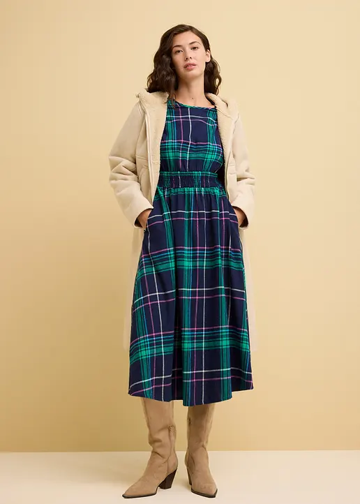 Bonprix Modisch Gesmocktes Flanellkleid Mit Seitlichen Taschen - Blau
